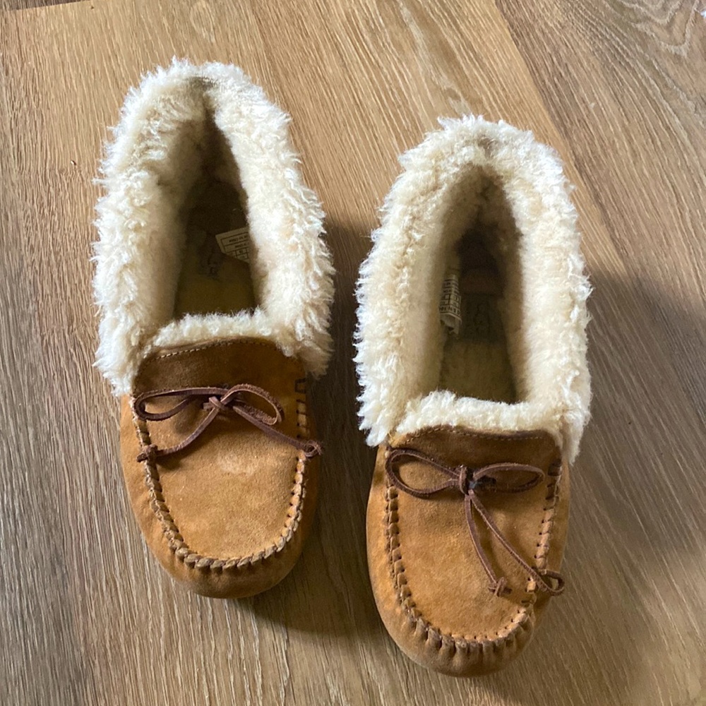 Women’s Ugg shoes Moccasin tall size 8 tan leather, soles great shape fit small